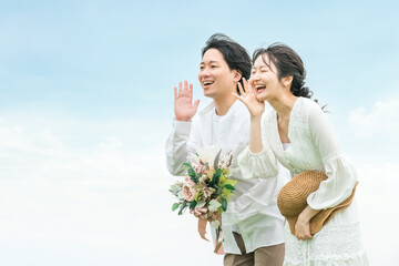 新婚旅行・ハネムーン・結婚式・フォトウェディングを楽しむカップル・夫婦（叫ぶ）
