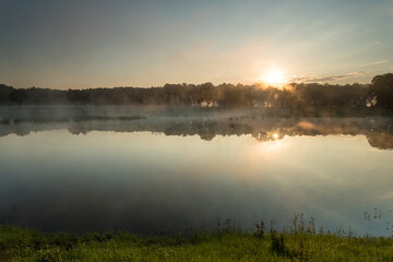 Wschód słońca nad leśnym stawem © © Jakacki