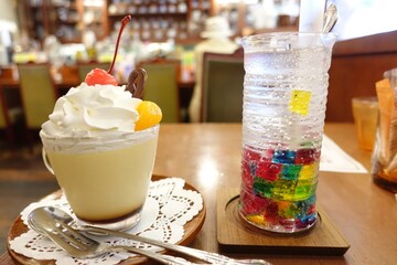 レトロ喫茶のプリンとドリンク