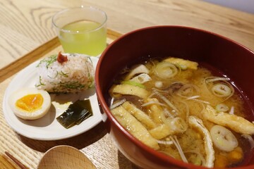 味噌汁とおにぎり
