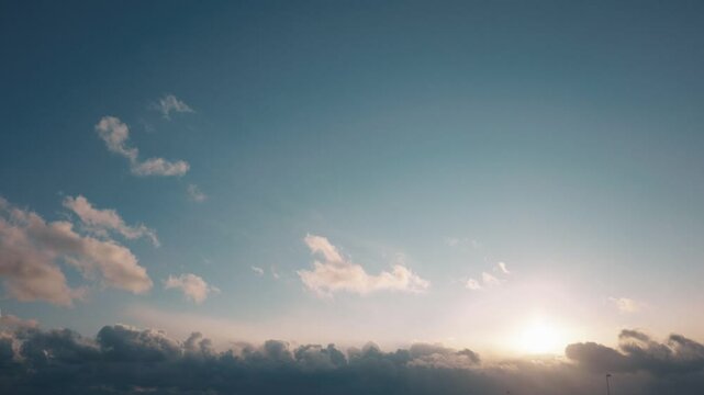 冬の寒空に流れる雲