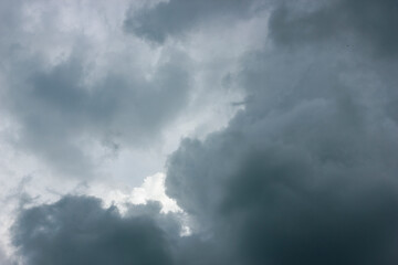 Obraz premium A dramatic sky filled with dark, stormy clouds. The clouds are creating a moody atmosphere, perfect for a dramatic backdrop.