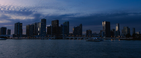 Fototapeta premium city skyline at sunset