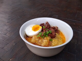 Spicy Cow Skin Stew with a Boiled Egg and Stir-fried Tempeh