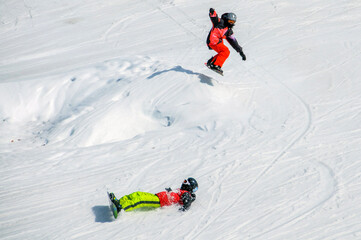 Enviromental Lifestyle shot of a young snowboarder on Mountain