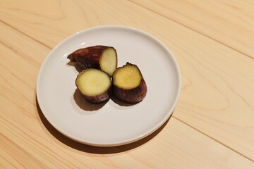 焼き芋がお皿にのっている