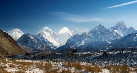 Paisaje con grandes monta&ntilde;as nevadas