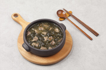 Soup made by boiling beef and seaweed.