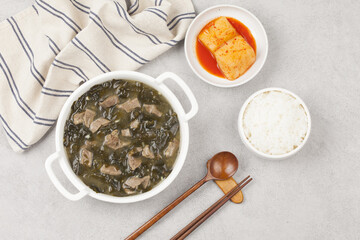 Soup made by boiling beef and seaweed.