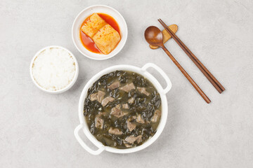 Soup made by boiling beef and seaweed.