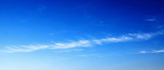 Obraz premium A stunning clear blue sky adorned with wispy clouds, perfect for conveying tranquility and openness in various projects.