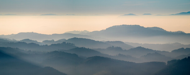 Bergsilhouetten im Nordschwarzwald
