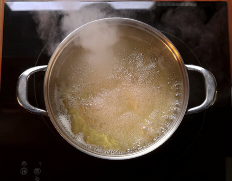 沸騰して湯気を上げる出汁　スープ・料理・食べ物・熱い