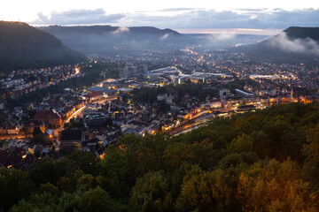 Geislingen an der Steige zur Blauen Stunde. Abenddämmerung mit Blick über die Stadt wenn die...