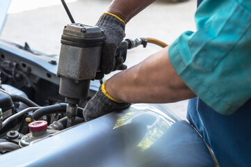 Obraz premium Close up local car mechanic fixing car in auto repair service shop