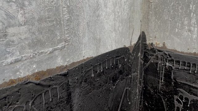 Waterproofing a concrete wall with liquid bitumen