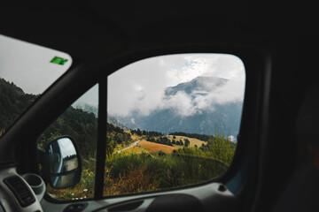 Vista de montaña desde ventana de coche