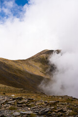 Paisaje de alta montaña con nubes