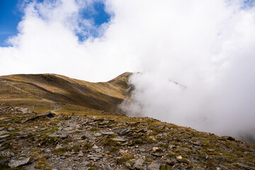 Paisaje de alta montaña con nubes