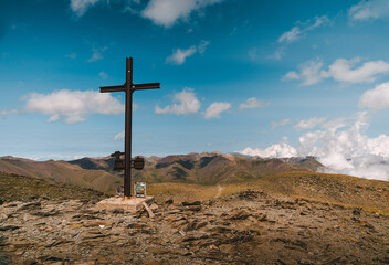 Cruz en la cima de alta montaña