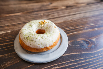 お皿に乗ったクリームドーナツ
