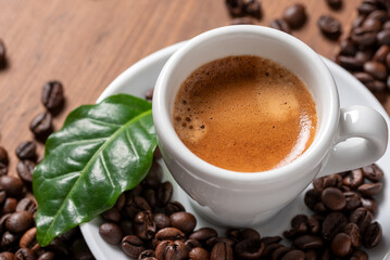 Tazzina di caffè espresso napoletano, bevanda calda italiana 