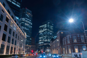 Fototapeta premium 夜の都会を走る車