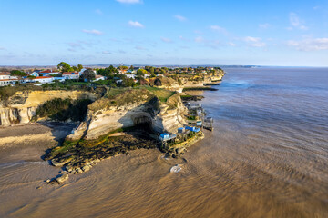 The town of Meschers-sur-Gironde, located in Charente-Maritime, is renowned for its majestic cliffs overlooking the Atlantic Ocean.
