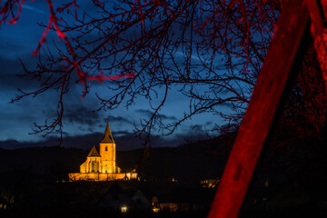Nuit magique en Alsace : Beauté nocturne de l'église mixte de Hunawihr, CEA, Grand Est, France