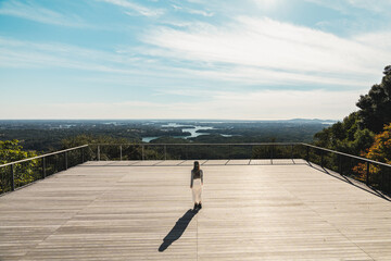 展望台で景色を眺める女性