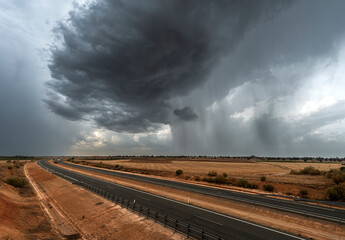 Tormenta sobre la carretera