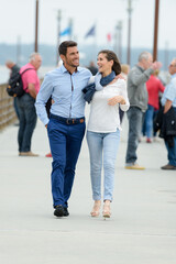 Obraz premium happy couple on the pier