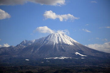 Fototapeta premium 鳥取県米子市から青空が広がる冬の伯耆大山