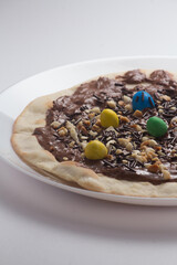 Pizza com queijo mzarella e vários sabores e condimentos, feita de massa fina, farinha