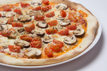 Pizza com queijo mzarella e vários sabores e condimentos, feita de massa fina, farinha