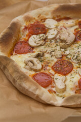 Pizza com queijo mzarella e vários sabores e condimentos, feita de massa fina, farinha