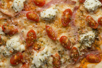 Pizza com queijo mzarella e vários sabores e condimentos, feita de massa fina, farinha