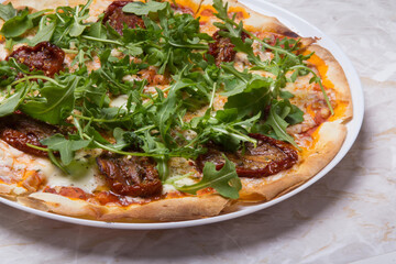 Pizza com queijo mzarella e vários sabores e condimentos, feita de massa fina, farinha