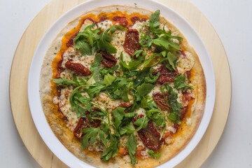 Pizza com queijo mzarella e vários sabores e condimentos, feita de massa fina, farinha