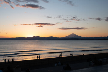 黄昏の片瀬海岸と富士山