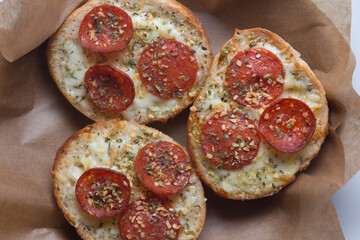 bruechetta, Tosta com queijo mozarela e vários sabores e condimentos, feita de massa fina, farinha