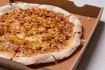 Pizza na caixa de papel&atilde;o com queijo mozarela e v&aacute;rios sabores e condimentos, feita de massa fina, farinha