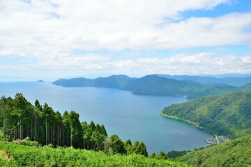 賤ケ岳山頂から余呉湖を望む（滋賀県）