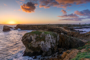 Felsen an der Ilhéu da Papôa an der Halbinsel Peniche in Portugal bei Sonnenaufgang