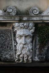 Un tipico mascherone, ornamento che serve a tener lontano il diavolo dalle abitazioni, sull’architrave di un palazzo storico di Venezia 
