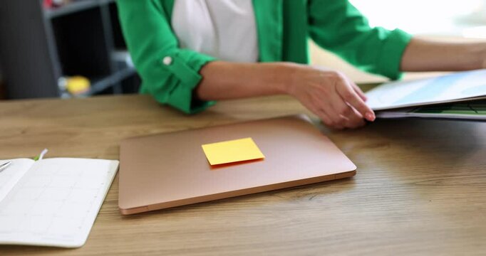 A tranquil workspace with a laptop and a bright Postit note, ideal for boosting productivity and organization
