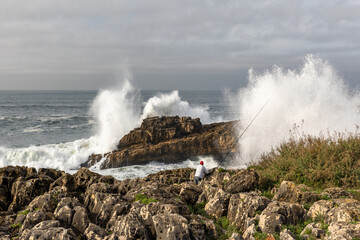 Angler an den Klippen von Cascais bei Lissabon in Portugal