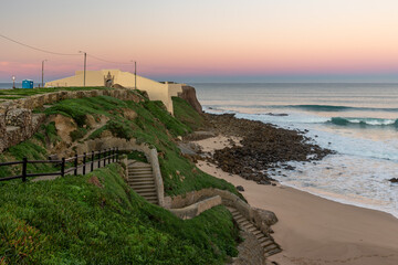 Das Forte da Praia da Consolação bei Peniche in Portugal zum Sonnenaufgang
