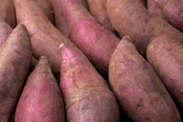 木目のテーブルにさつまいも