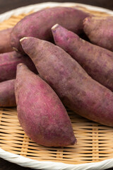 竹の笊に採れたてのさつま芋